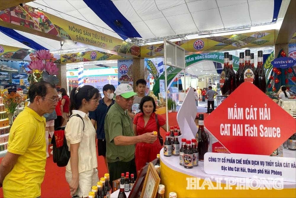 Du khách mua sắm sản phẩm tại các gian hàng của ngành nông nghiệp thành phố Hải Phòng. Trong ảnh: Nước mắm Cát Hải được nhiều người mua về sử dụng và làm quà.