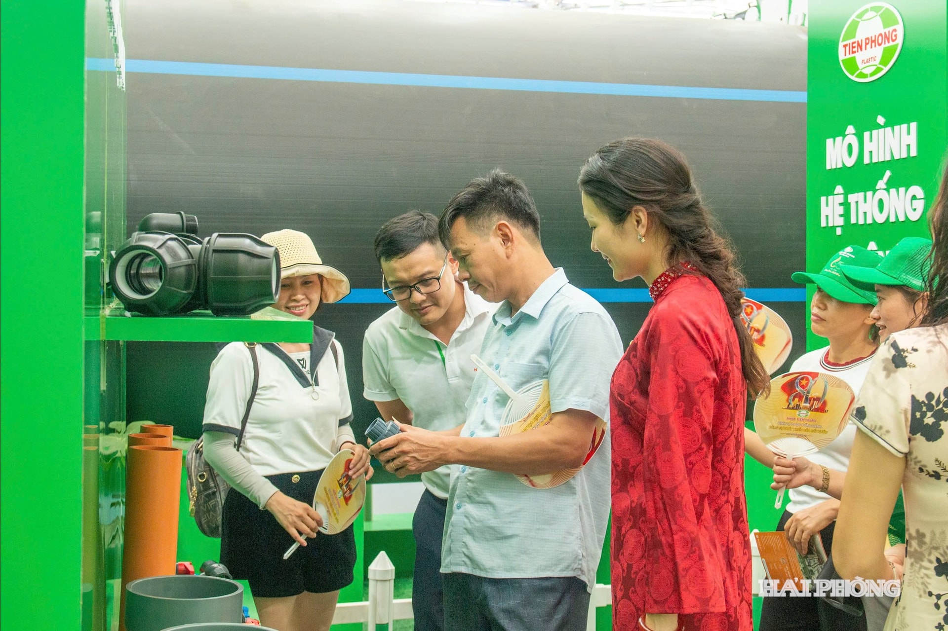 Khách hàng tham quan gian hàng của Công ty CP Nhựa Thiếu niên Tiền Phong tại Triển lãm thành tựu đất nước.