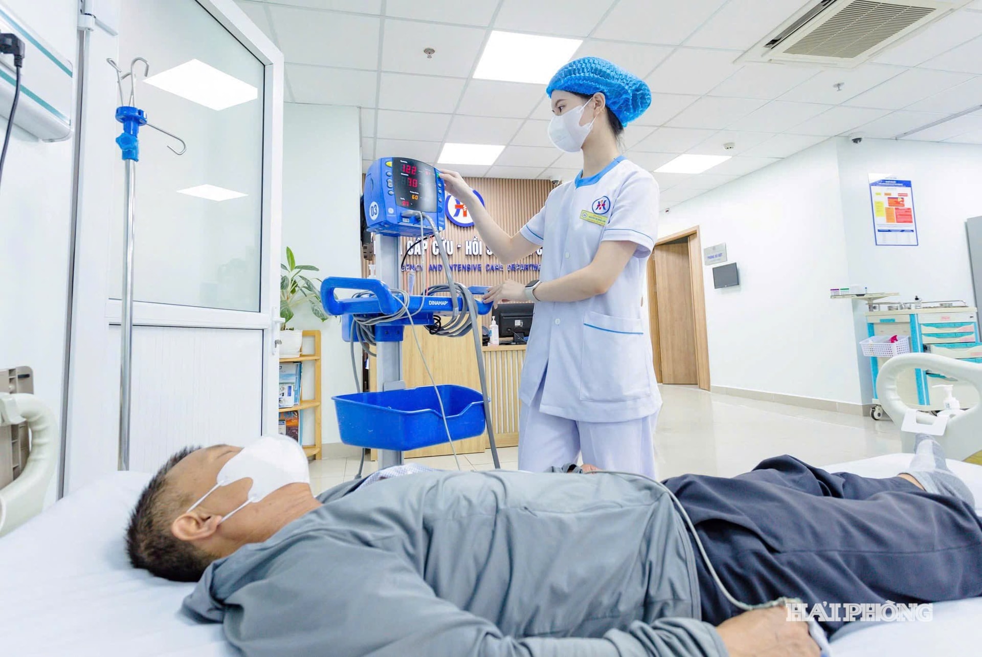 Dokter dan perawat di Rumah Sakit Umum Internasional Hai Phong merawat dan menjaga pasien