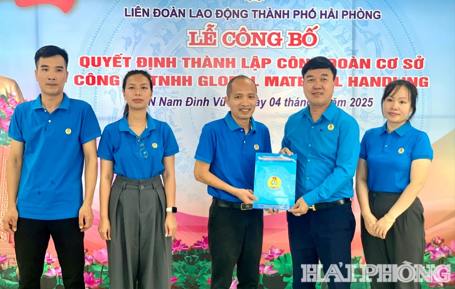 Đồng chí Nguyễn Văn Quyết, Phó chủ tịch Thường trực Liên đoàn Lao động thành phố trao uyết định thành lập Công đoàn Công ty Global Material Handling.