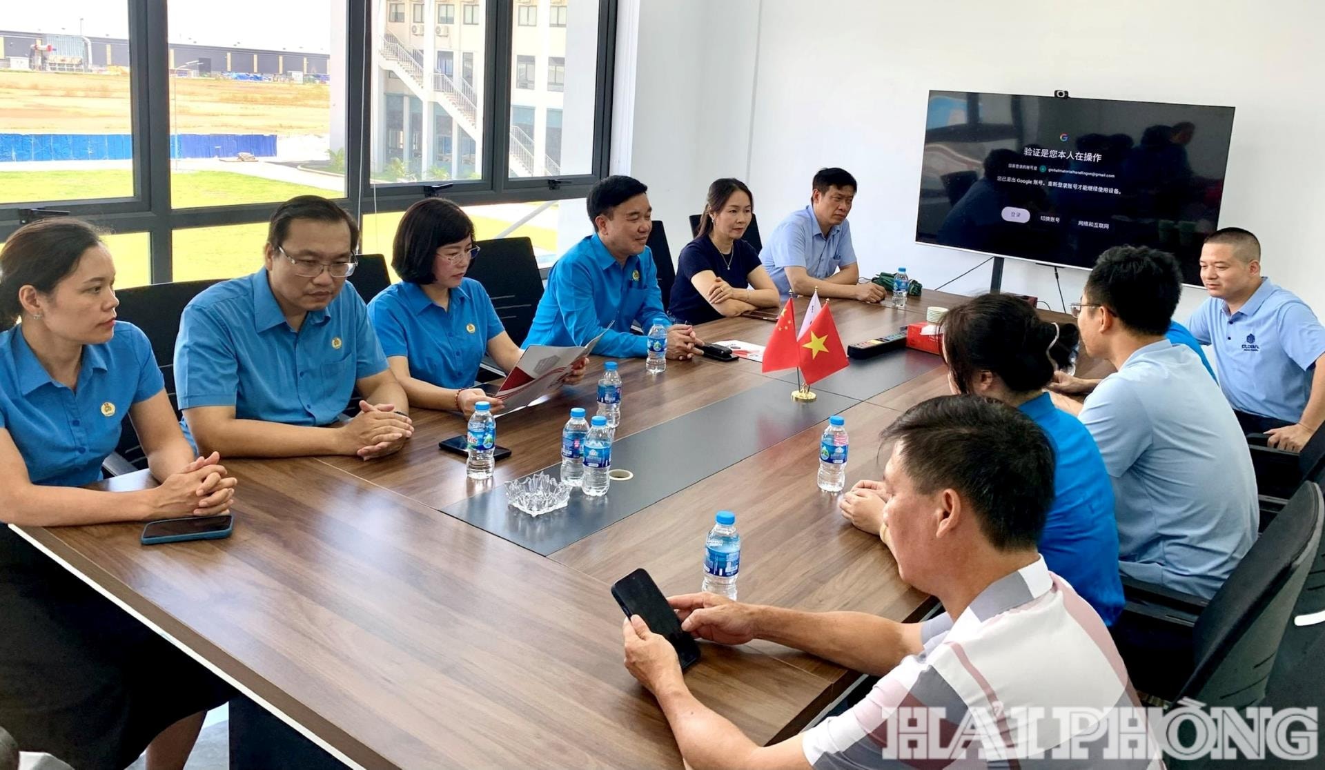 Đại diện Liên đoàn Lao động thành phố nghe đại diện doanh nghiệp trao đổi về tình hình sản xuất, kinh doanh của đơn vị.