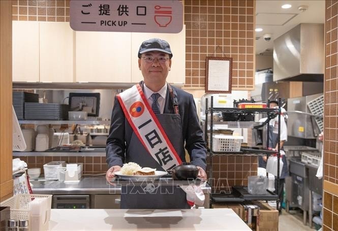 Đại sứ Việt Nam tại Nhật Bản Phạm Quang Hiệu đóng vai trò cửa hàng trưởng tại Roppongi để quảng bá món cơm tấm Việt Nam tại Matsuya
