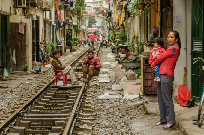 Phố đường tàu hơn 10 năm trước. Ảnh: Vietnam In Focus