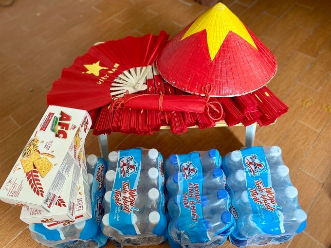 Nón, cờ dây treo, quạt, cùng bánh và nước được chị Thu Thủy và con gái 8 tuổi ở phường Đống Đa đóng gói trong chiều 3/9, chuẩn bị gửi tặng trẻ em vùng cao. Ảnh: Nhân vật cung cấp