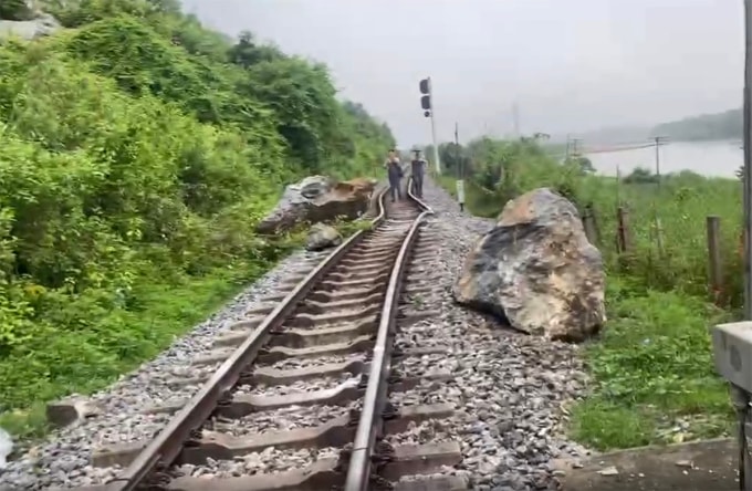 Đá lăn xuống khiến đường sắt bị xê dịch. Ảnh: Nguyễn Hòa