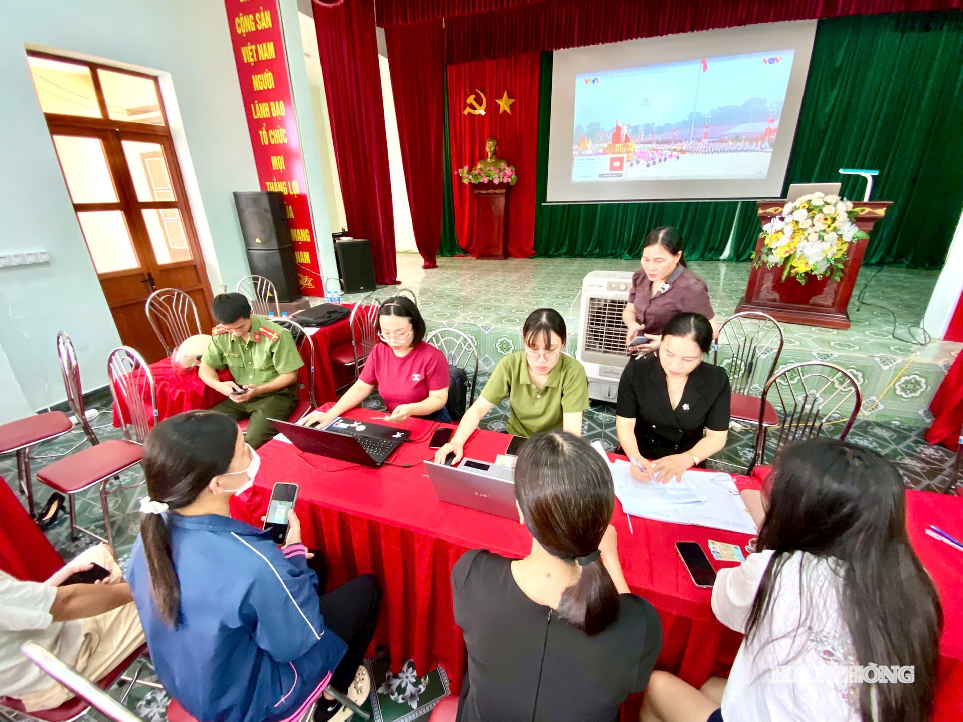 Xã An Hưng chi trả kinh phí là quà tặng của Nhà nước dịp 2/9 đến người dân. Ảnh: LÊ MAI