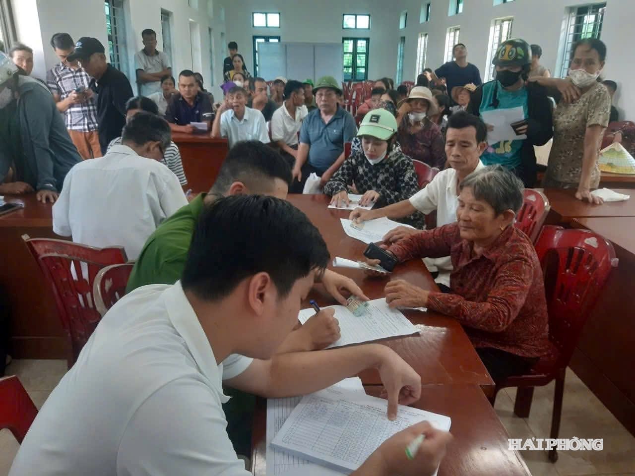 Xã Kiến Thụy gửi quà của Nhà nước dịp 2/9 đến người dân. Ảnh: VÂN NGA