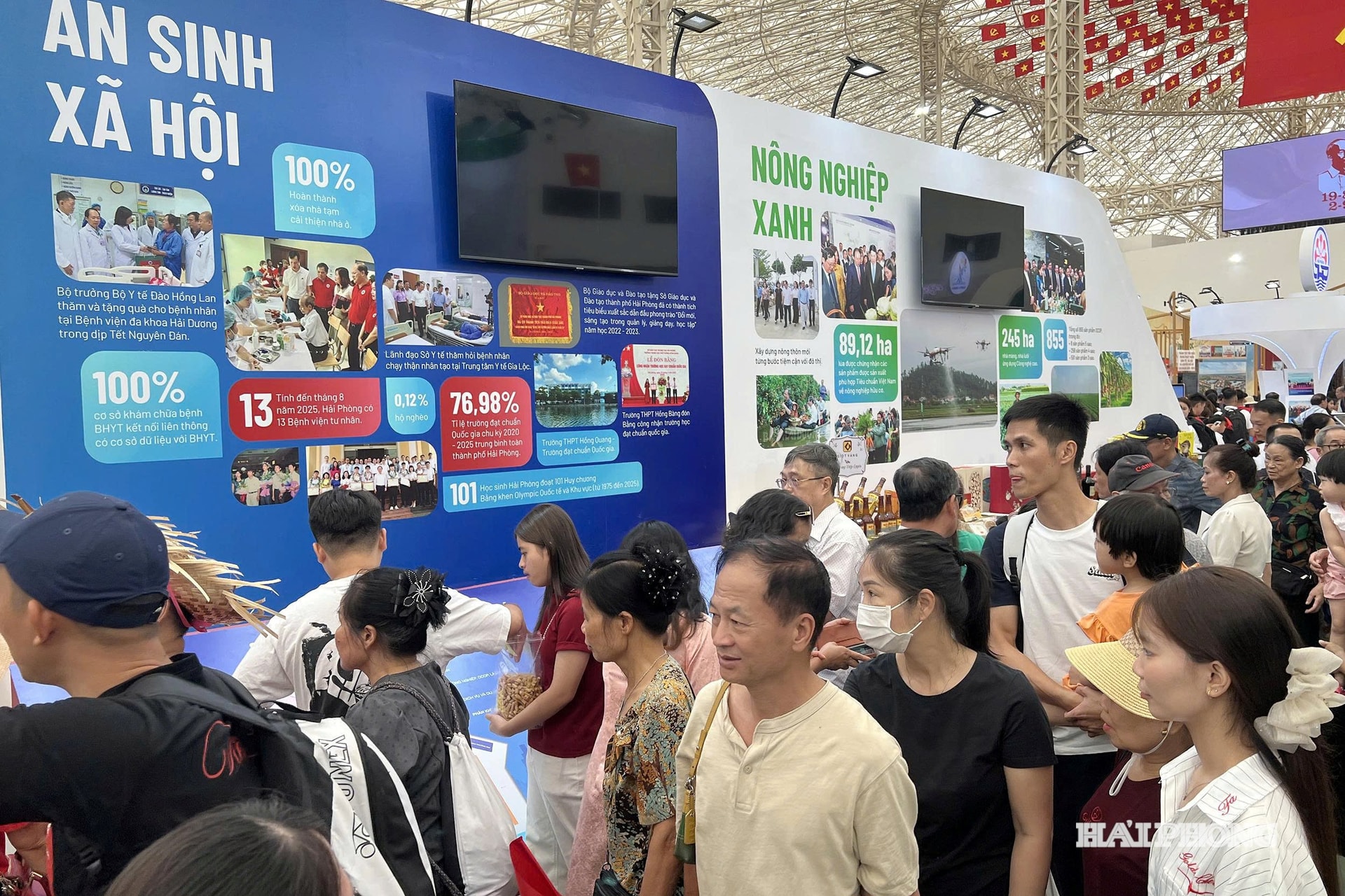 Đông đảo du khách tham quan, tìm hiểu khu vực an sinh xã hội của thành phố tại Triển lãm 80 thành tựu đất nước.