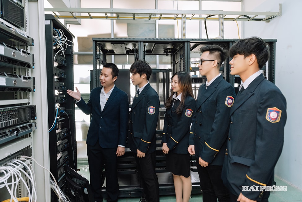 Sinh viên Trường Đại học Hàng hải Việt Nam trong giờ thực hành