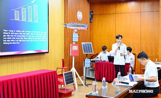 Sinh viên Trường Đại học Hàng hải Việt Nam trình bày đề tài nghiên cứu khoa học