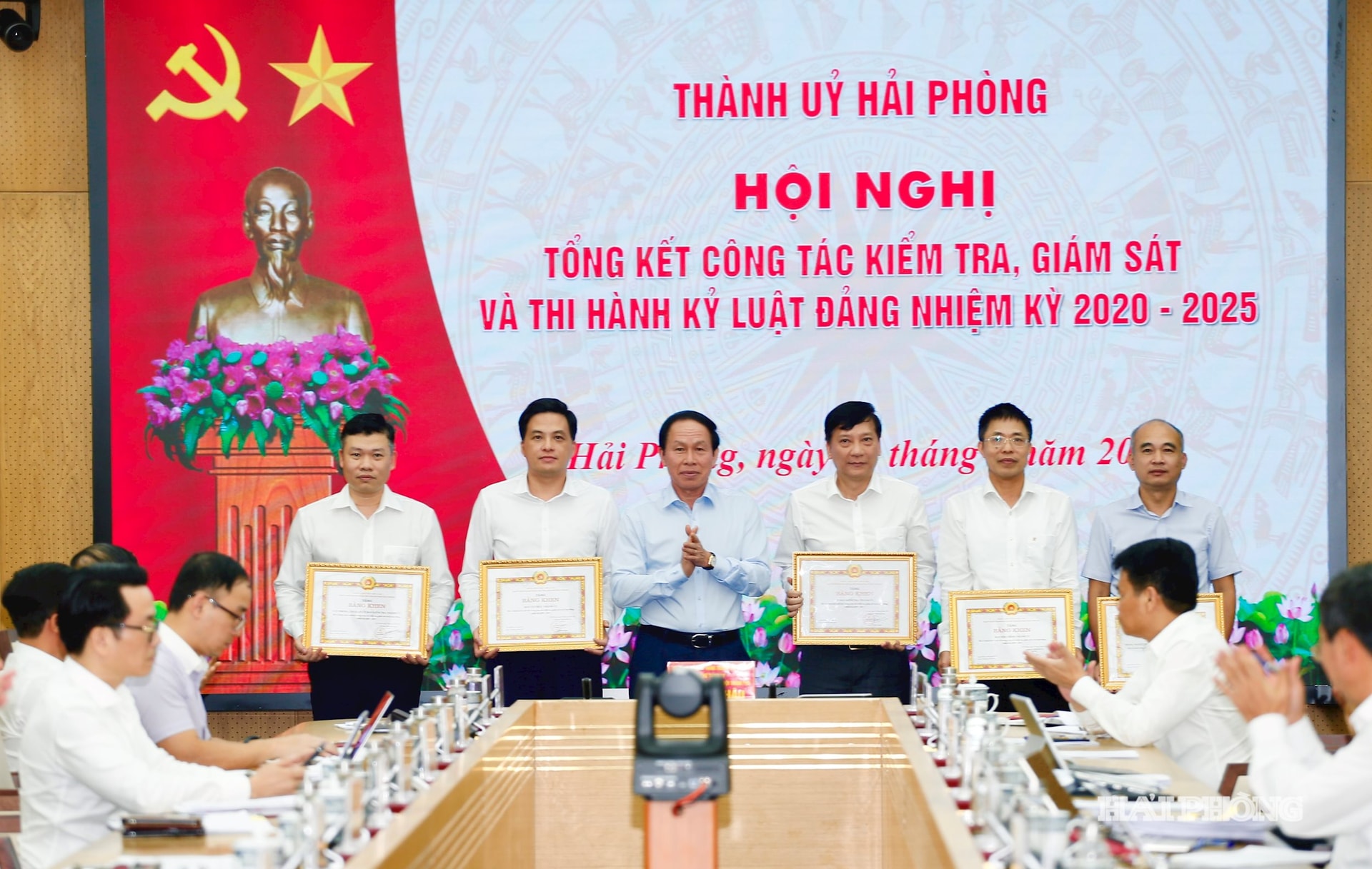 Đồng chí Lê Tiến Châu, Uỷ viên Trung ương Đảng, Bí thư Thành ủy trao bằng khen tặng các tập thể có thành tích xuất sắc.