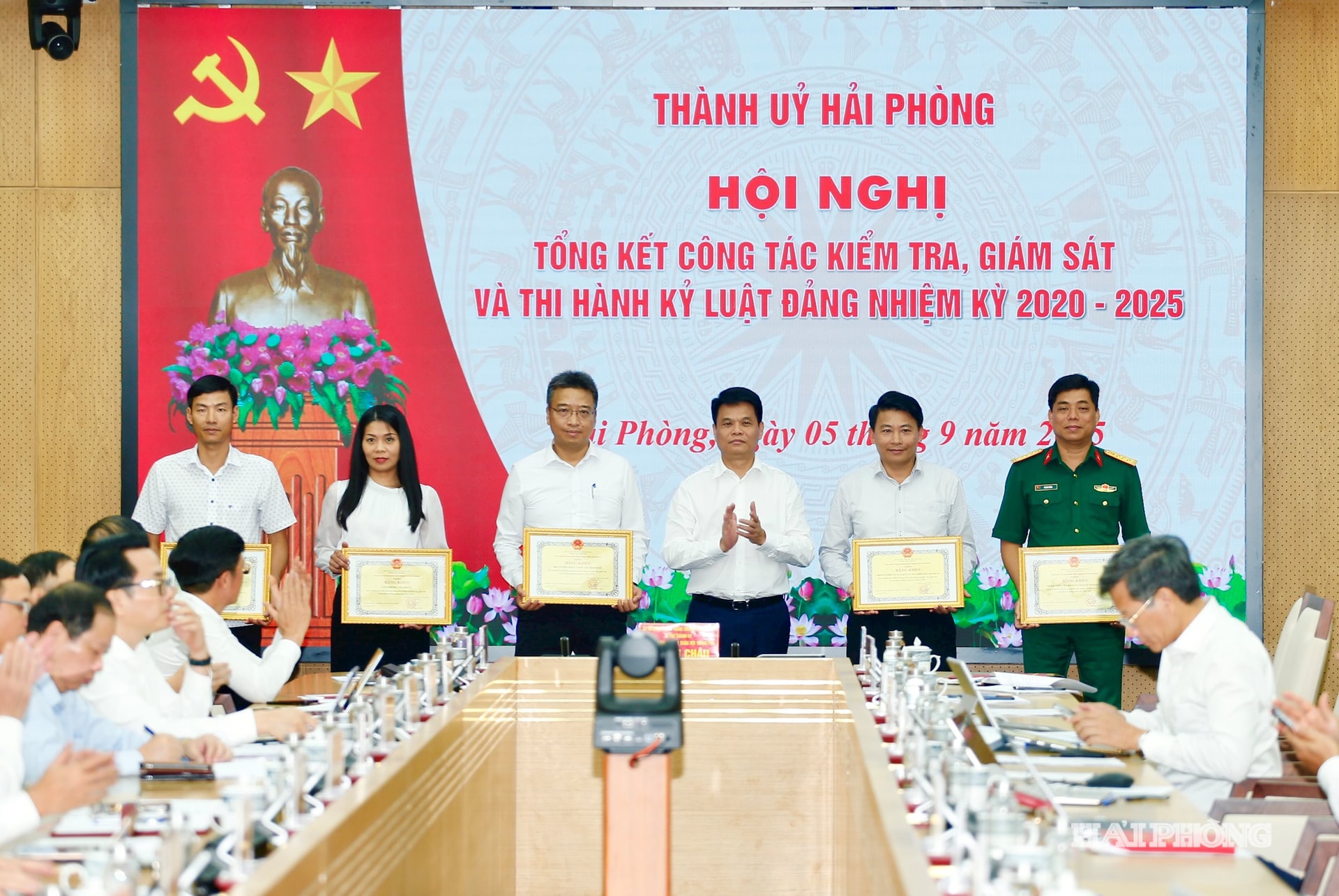 Đồng chí Lê Ngọc Châu, Phó bí thư Thành ủy, Chủ tịch UBND thành phố trao bằng khen tặng các tập thể có thành tích xuất sắc.