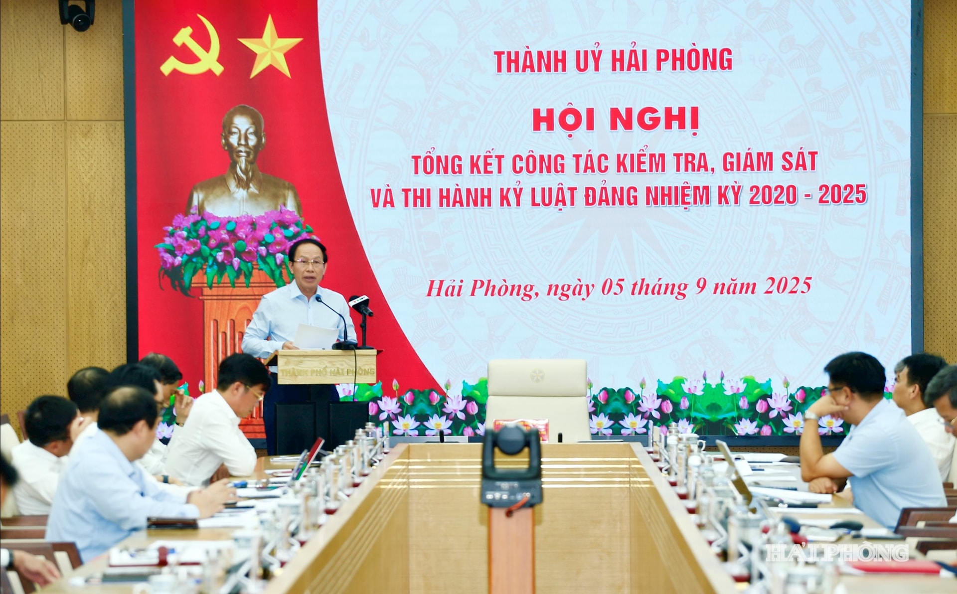 Đồng chí Lê Tiến Châu, Uỷ viên Trung ương Đảng, Bí thư Thành ủy phát biểu tại hội nghị.