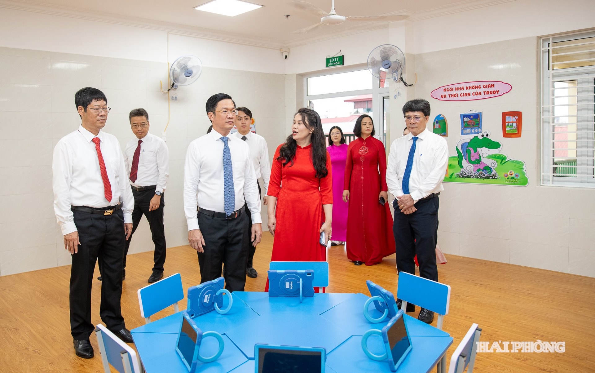 Đồng chí Phạm Văn Lập, Phó Bí thư Thành uỷ, Chủ tịch Uỷ ban MTTQ Việt Nam thành phố tham quan cơ sở vật chất trường Mầm non Sao Sáng 4