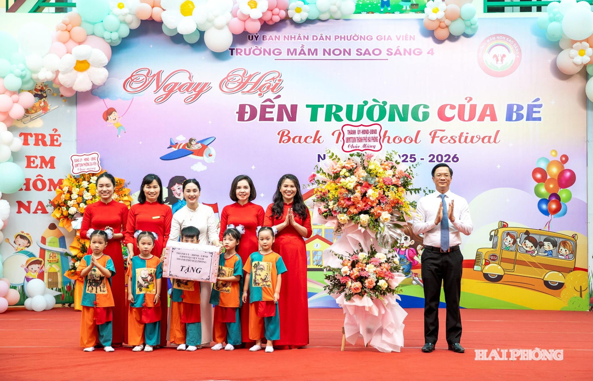 Đồng chí Phạm Văn Lập, Phó Bí thư Thành uỷ, Chủ tịch Uỷ ban MTTQ Việt Nam thành phố tặng hoa cô và bé trường Mầm non Sao Sáng 4