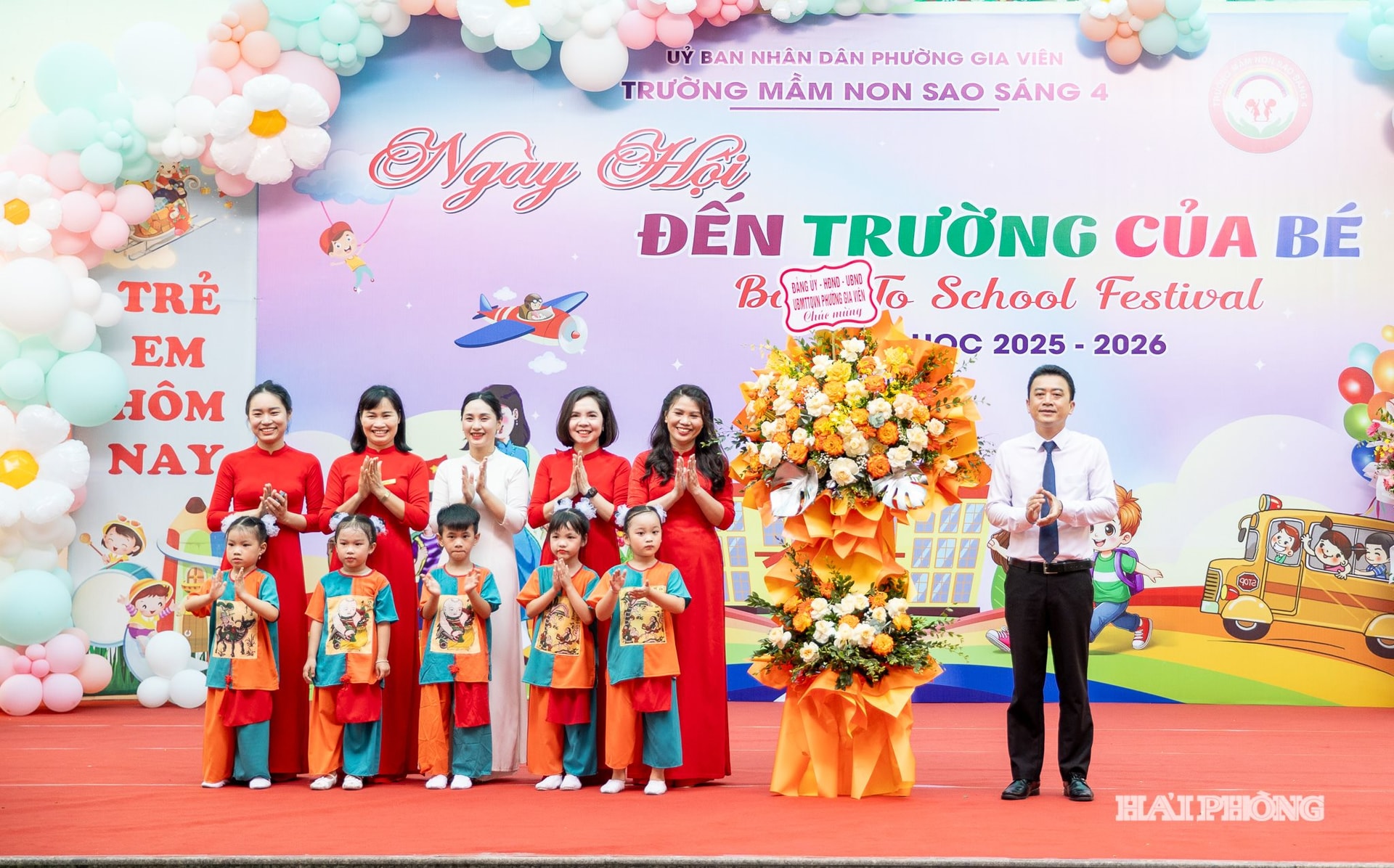 Đại diện lãnh đạo Đảng uỷ phường Gia Viên tặng hoa cô và bé trường Mầm non Sao Sáng 4