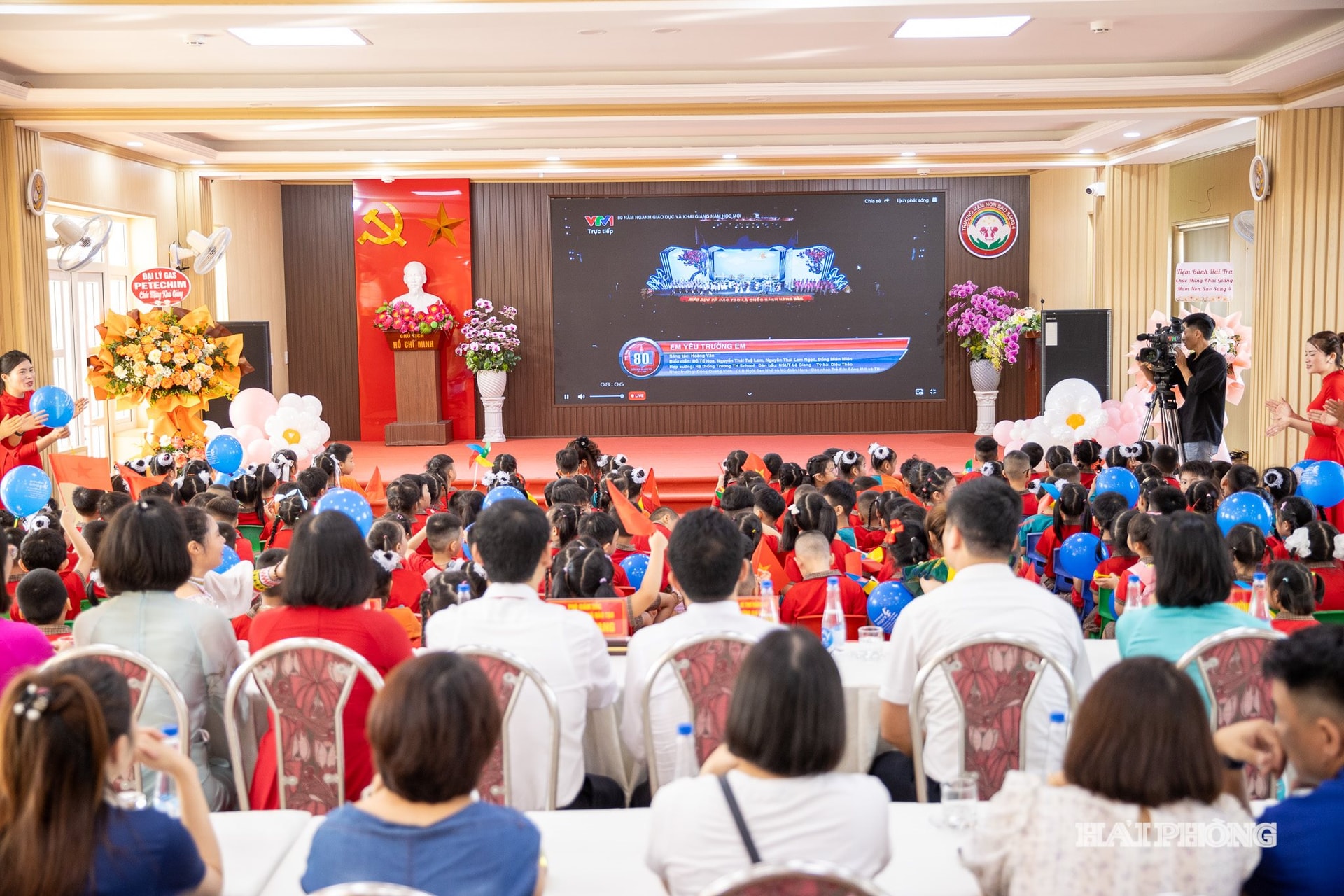 Các đại biểu và học sinh theo dõi lễ khai giảng trực tuyến qua màn hình