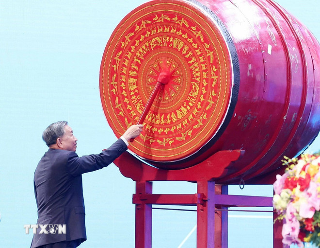 Tổng Bí thư Tô Lâm đánh trống khai giảng năm học 2025-2026. (Ảnh: Thống Nhất/TTXVN) ttxvn-0509-tong-bi-thu-nganh-giao-duc-16.jpg