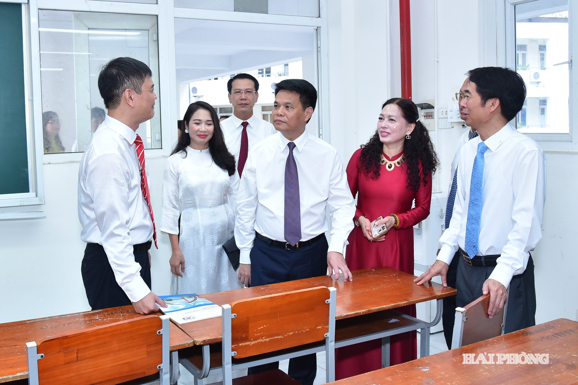 Đồng chí Lê Ngọc Châu, Chủ tịch UBND thành phố thăm cơ sở vật chất, điều kiện dạy và học tại Trường THPT chuyên Trần Phú. Ảnh: Trung Kiên