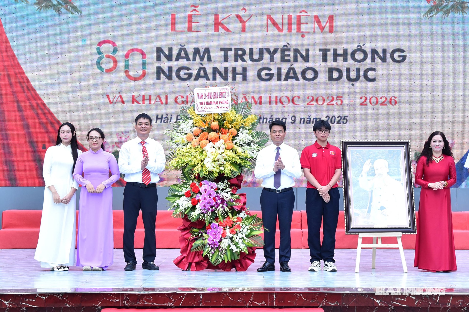 Đồng chí Lê Ngọc Châu, Chủ tịch UBND thành phố tặng quà thầy và trò Trường THPT chuyên Trần Phú nhân dịp khai giảng năm học mới. Ảnh: Trung Kiên