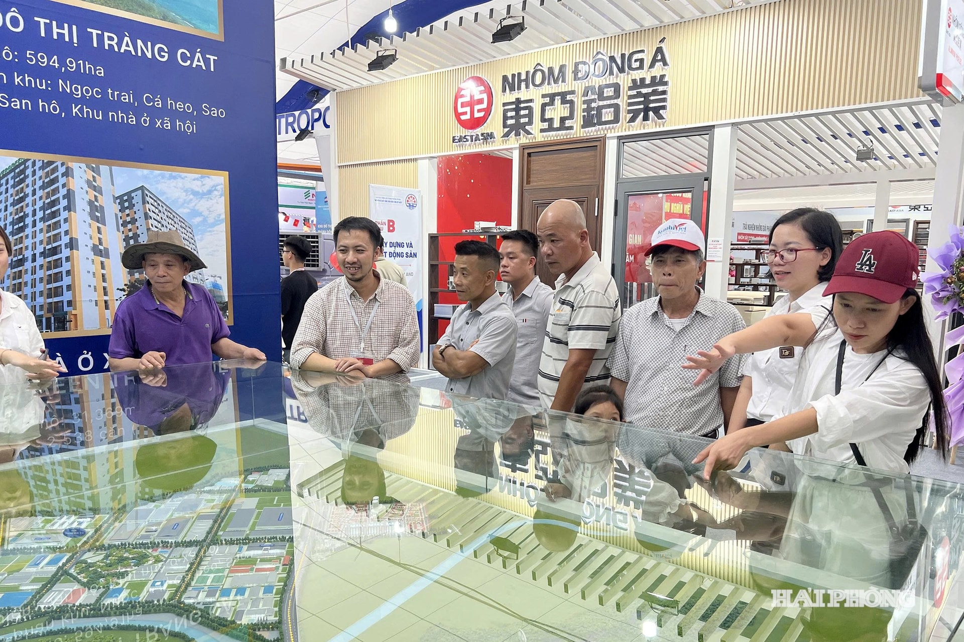 A área de exposição de modelos de perspectiva urbana de Hai Phong atrai um grande número de visitantes na Exposição Nacional de Conquistas que acontece em Hanói.