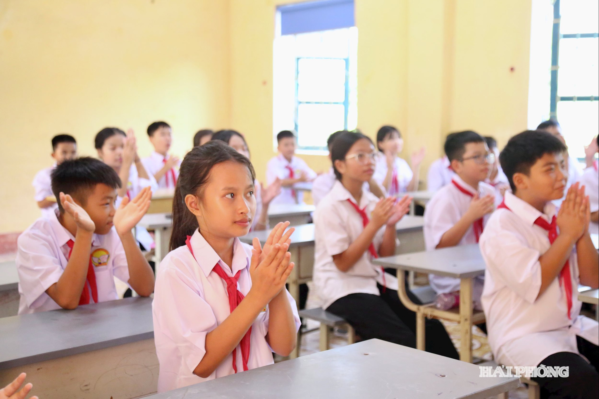 hoc-sinh-dan-toc-thieu-so2.jpg