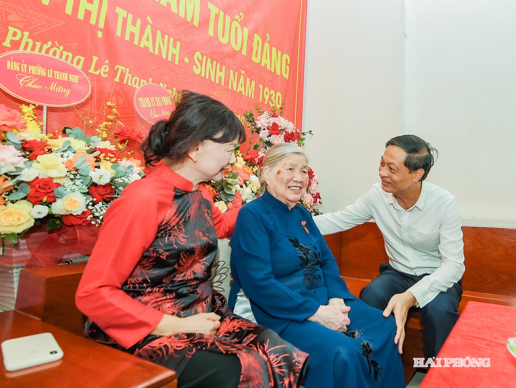 អនុលេខាអចិន្ត្រៃយ៍គណៈកម្មាធិការបក្សទីក្រុងបានថ្លែងអំណរគុណយ៉ាងជ្រាលជ្រៅចំពោះការរួមវិភាគទានរបស់សមមិត្ត Nguyen Thi Thanh។