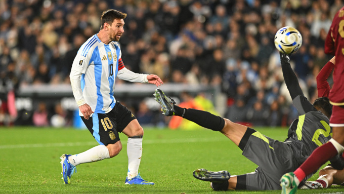 Messi ghi bàn trong trận Argentina hạ Venezuela trên sân Monumental, thành phố Buenos Aires, Argentina, lượt áp chót vòng loại khu vực Nam Mỹ, World Cup 2026 tối 4/9/2025. Ảnh: Reuters