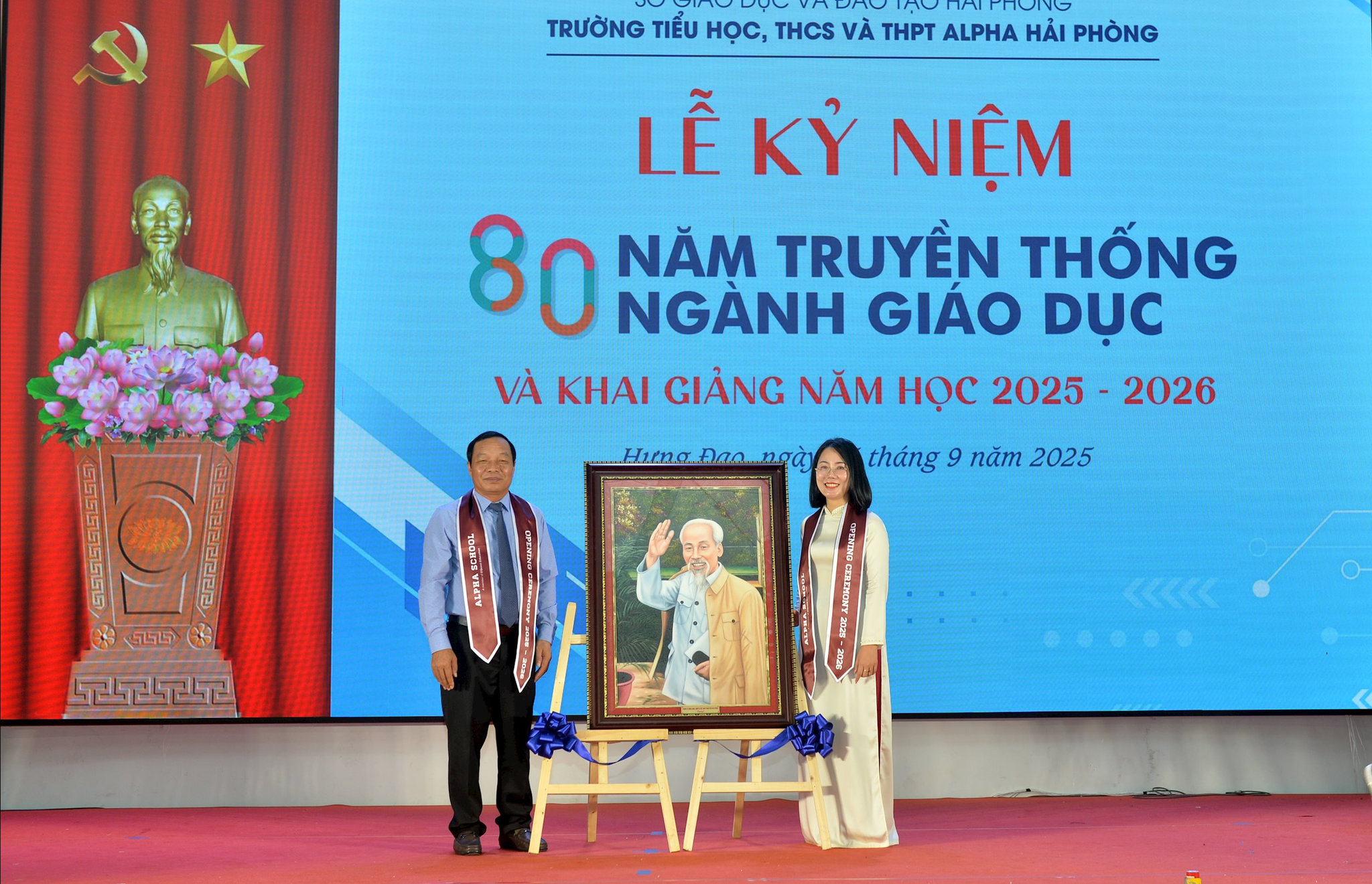 Đồng chí Lê Văn Hiệu, Phó bí thư Thành ủy, Chủ tịch Hội đồng nhân dân thành phố tặng quà chúc mừng trường Alpha trong lễ khai giảng năm học mới.