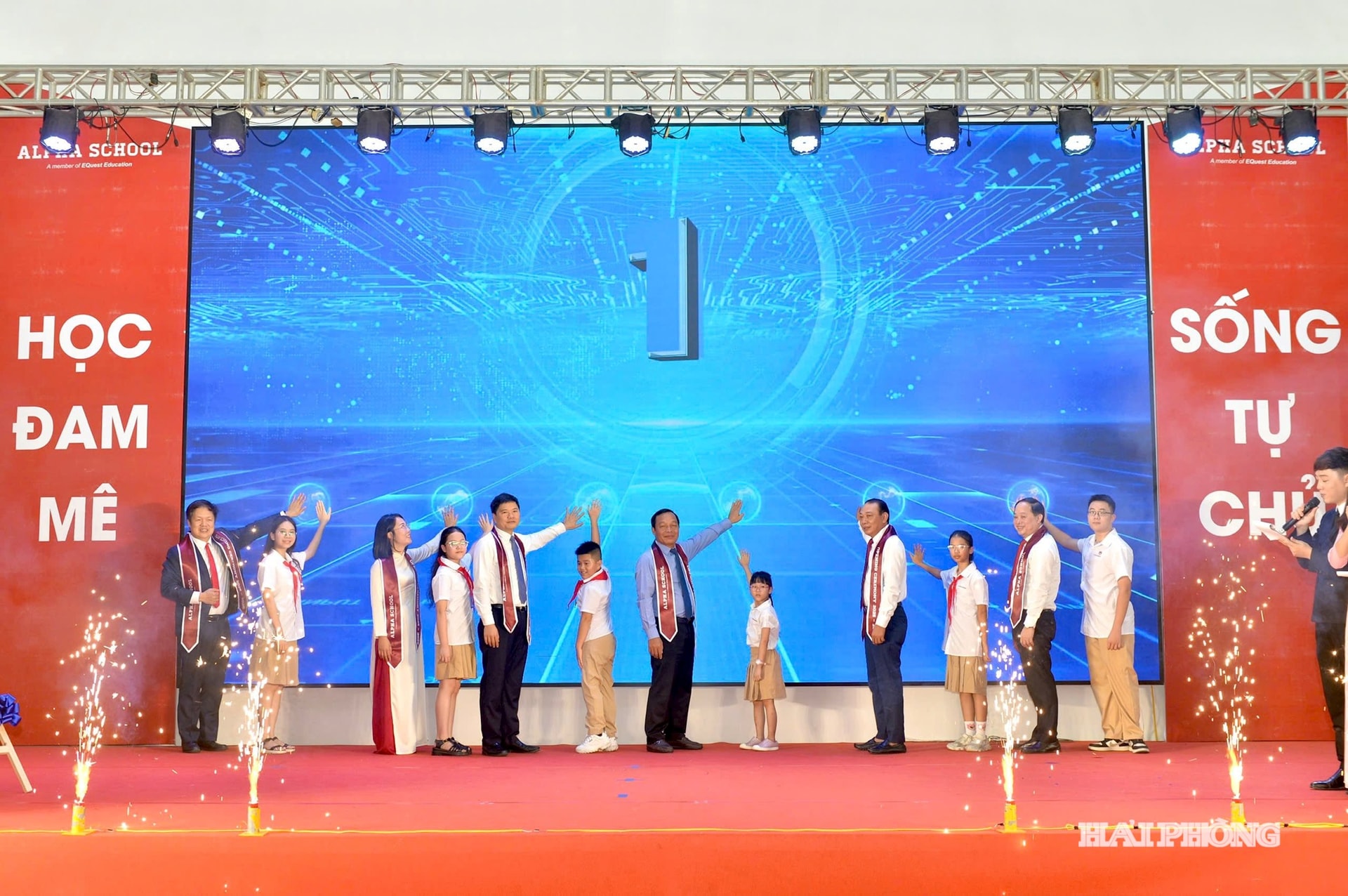 Đồng chí Lê Văn Hiệu, Phó bí thư Thành ủy, Chủ tịch HĐND thành phố và đồng chí Hoàng Minh Cường, Phó chủ tịch UBND thành phố cùng các đại biểu nhấn nút khai giảng năm học mới tại trường Liên cấp Alpha, phường Hưng Đạo.