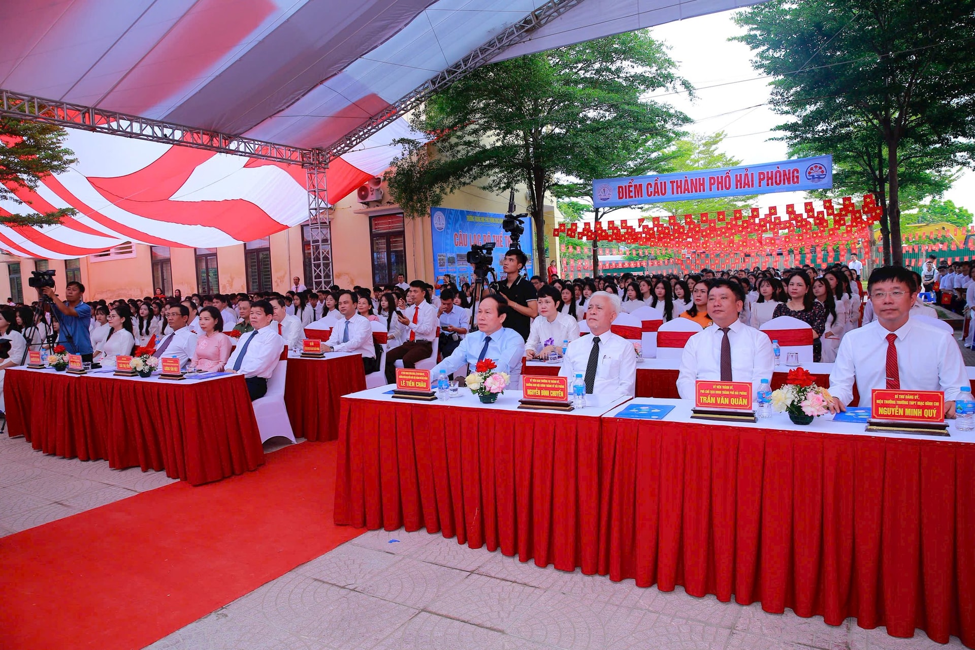 Đồng chí Lê Tiến Châu, Uỷ viên Trung ương Đảng, Bí thư Thành uỷ, Trưởng Đoàn Đại biểu quốc hội Hải Phòng cùng các đồng chí lãnh đạo thành phố dự Lễ khai giảng năm học mới trực tuyến tại Trường THPT Mạc Đĩnh Chi.