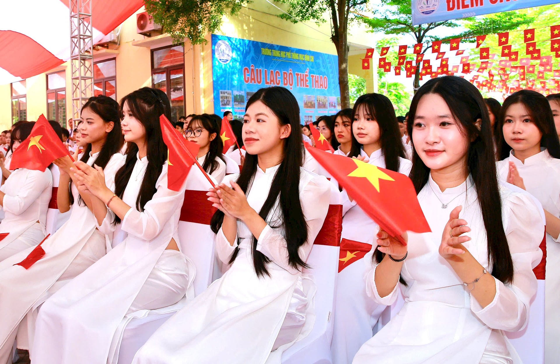 Học sinh Trường THPT Mạc Đĩnh Chi tưng bừng trong ngày khai giảng năm học mới