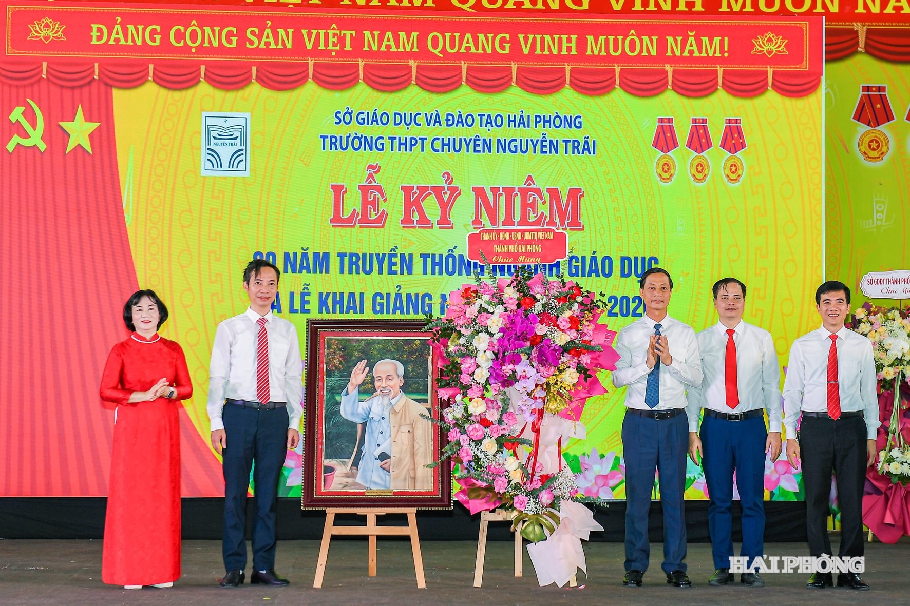 Đồng chí Phó Bí thư Thường trực Thành ủy tặng hoa chúc mừng tại Lễ khai giảng