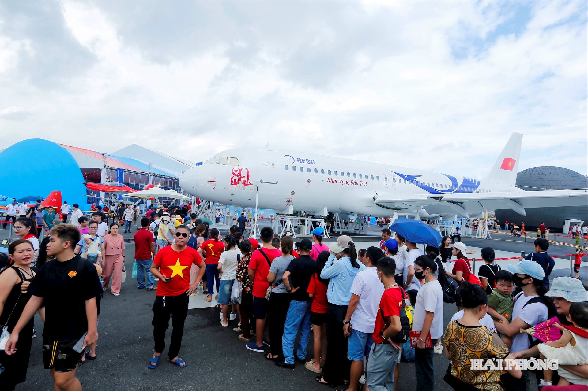 People and tourists have many interesting experiences. Photo: Hoang Phuoc
