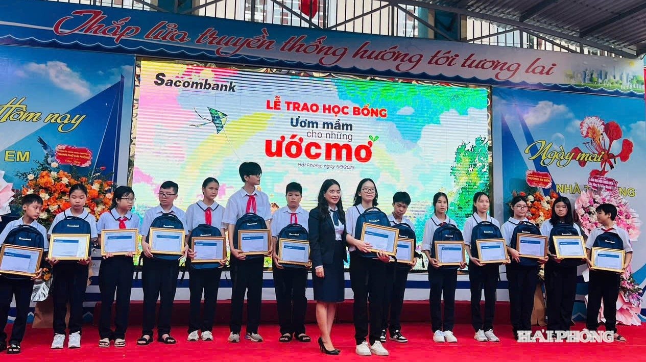 Bà Vũ Thị Thương Huyền, Giám đốc Sacombank Hải Phòng trao học bổng tặng 15 học sinh có hoàn cảnh khó khăn tại Trường THCS Võ Thị Sáu.