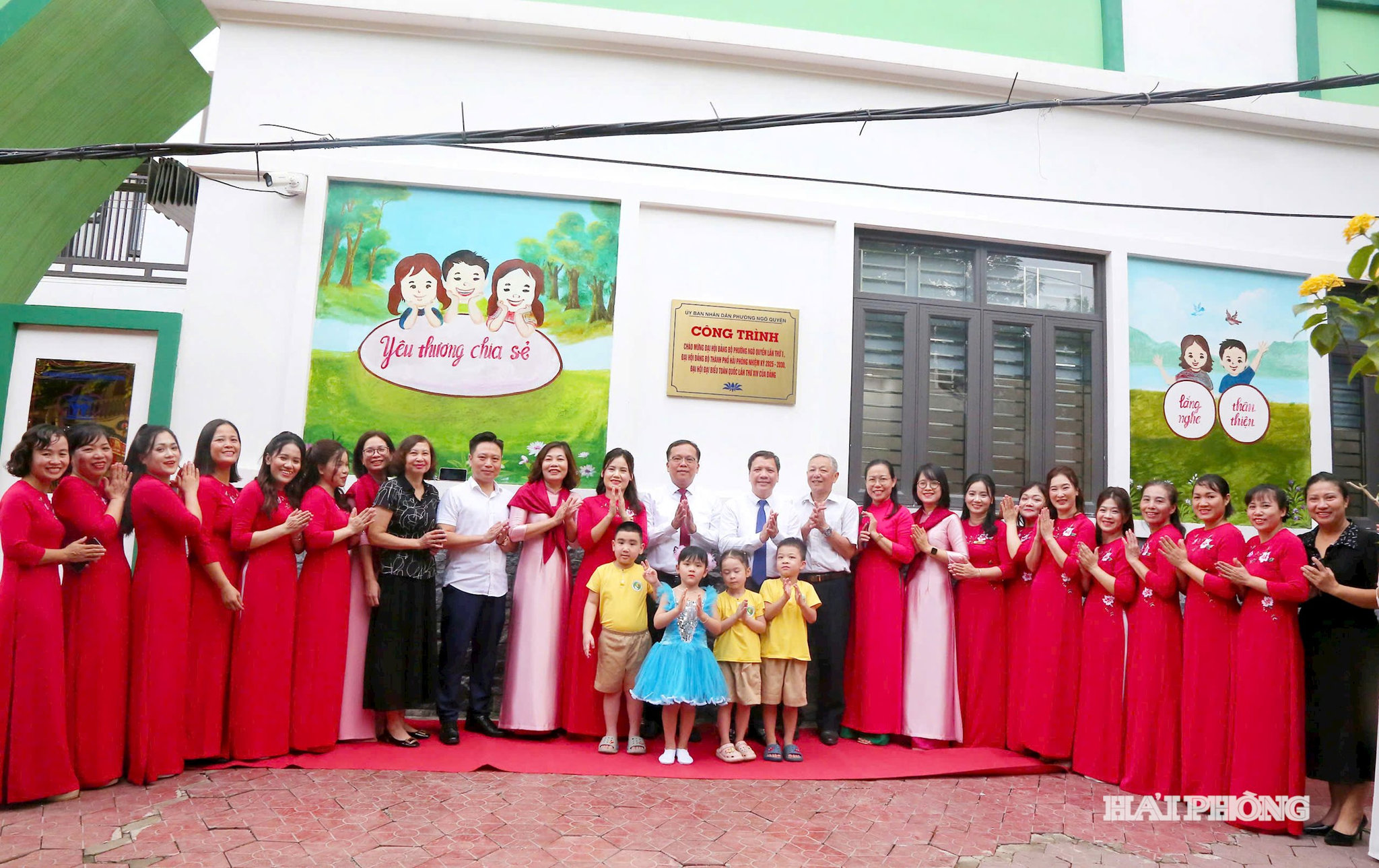 Các đại biểu chung vui cùng cô và trò Trường mầm non Sao Sáng 6