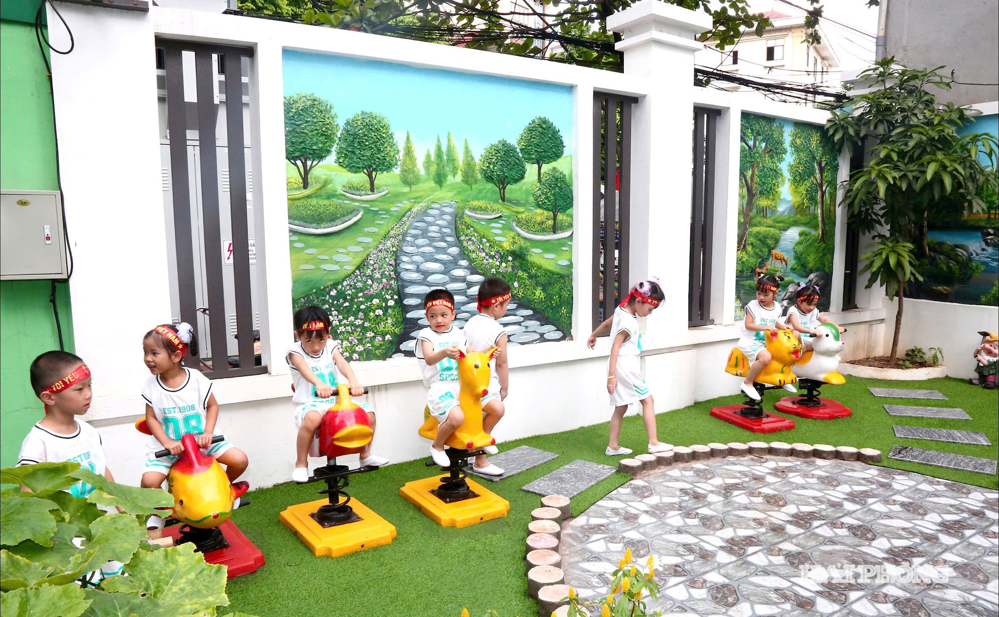 Các bé Trường mầm non Sao Sáng 6 vui chơi trong không gian sân vườn cổ tích mới được đầu tư xây dựng