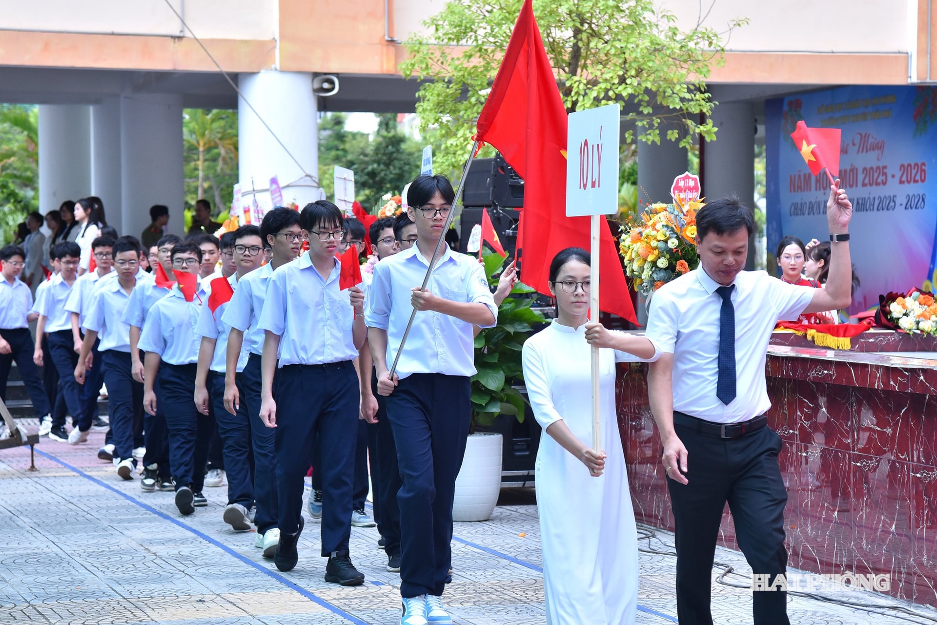 Học sinh khối 10 Trường THPT chuyên Trần Phú trong ngày khai giảng năm học mới. Ảnh: Trung Kiên