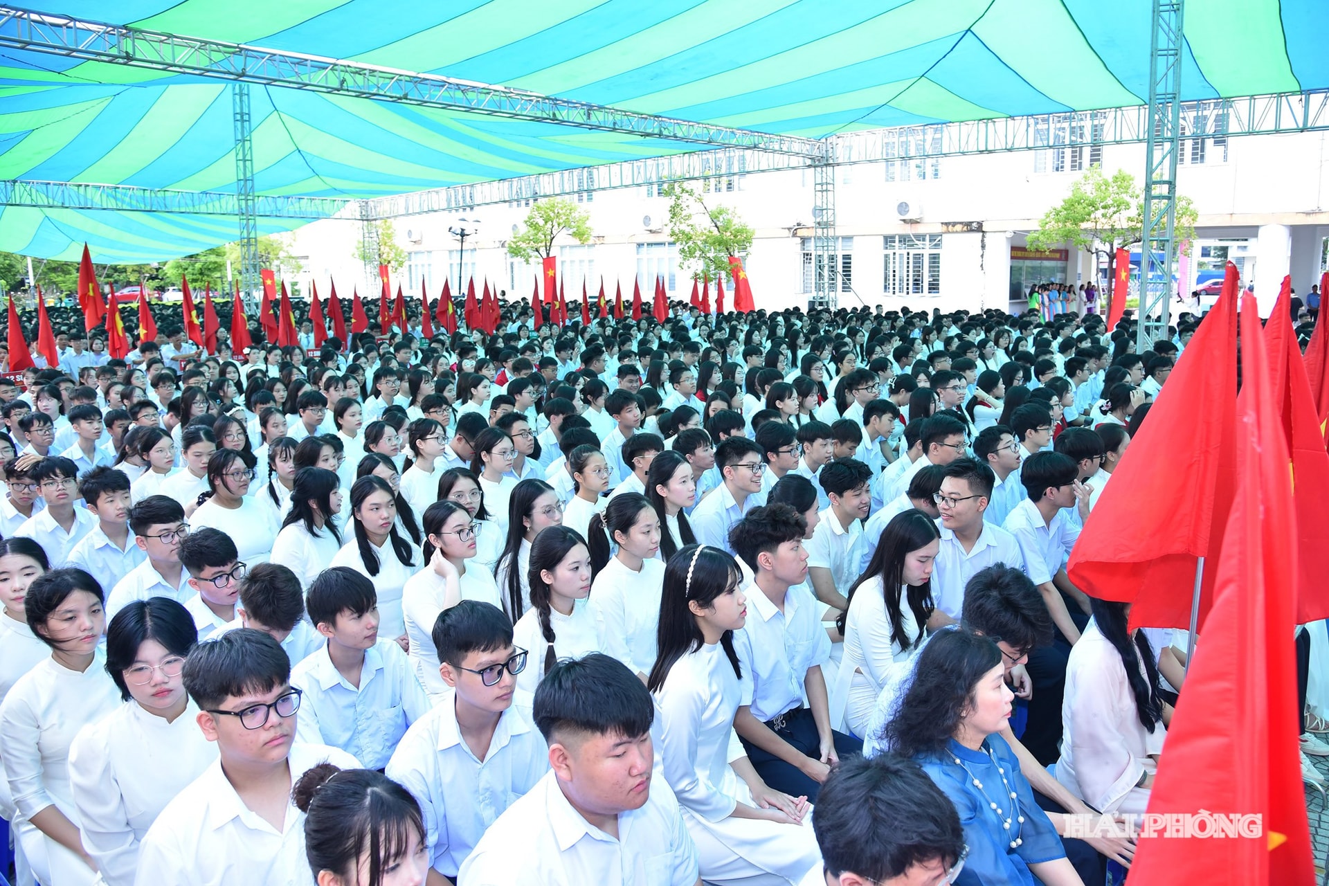 Học sinh Trường THPT chuyên Trần Phú trong ngày khai giảng năm học mới. Ảnh: Trung Kiên