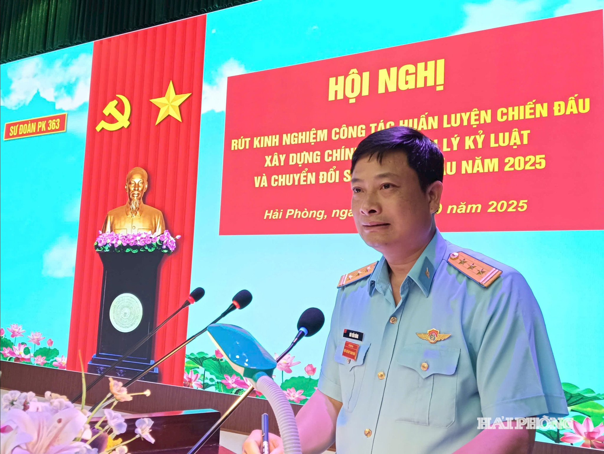Thượng tá Nguyễn Tiến Dũng, Phó Tham mưu trưởng Sư đoàn 363 phát biểu tại hội nghị
