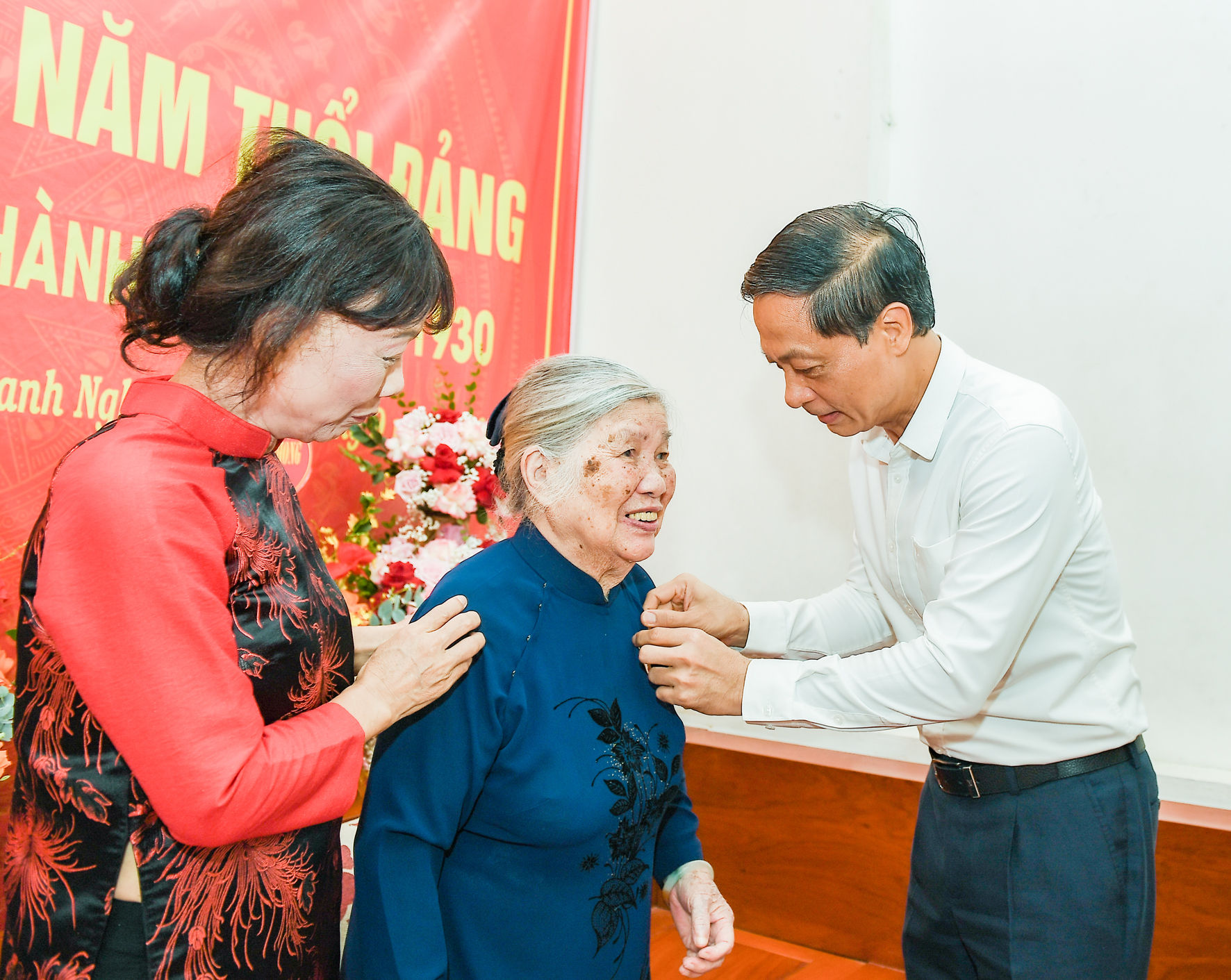 trao-huy-hieu-dang-b97dad00a2477cc09c29d39d93340a01.jpg