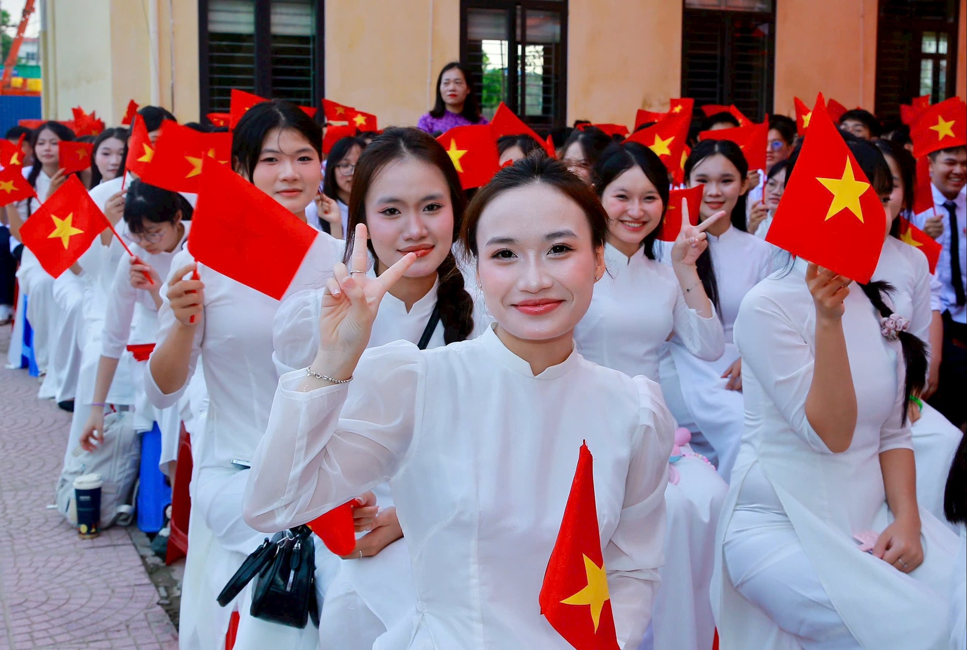 Sự kiện qua ảnhHọc sinh Hải Phòng náo nức đón ngày khai trường NHÓM PV • 05/09/2025 09:34 Sáng nay, hơn 1 triệu học sinh toàn thành phố Hải Phòng náo nức đến trường khai giảng năm học mới. Sáng nay, hơn 1.600 cơ sở giáo dục tại 114 xã, phường, đặc khu trên địa bàn thành phố đồng loạt tổ chức lễ khai giảng năm học mới 2025 - 2026. Trong ảnh: Gần 7 giờ sáng, học sinh Trường Tiểu học Đinh Tiên Hoàng đã ổn định hàng lối, sẵn sàng lễ khai giảng đặc biệt. Ảnh: ĐỖ HIỀNPhụ huynh Trường Tiểu học Nguyễn L