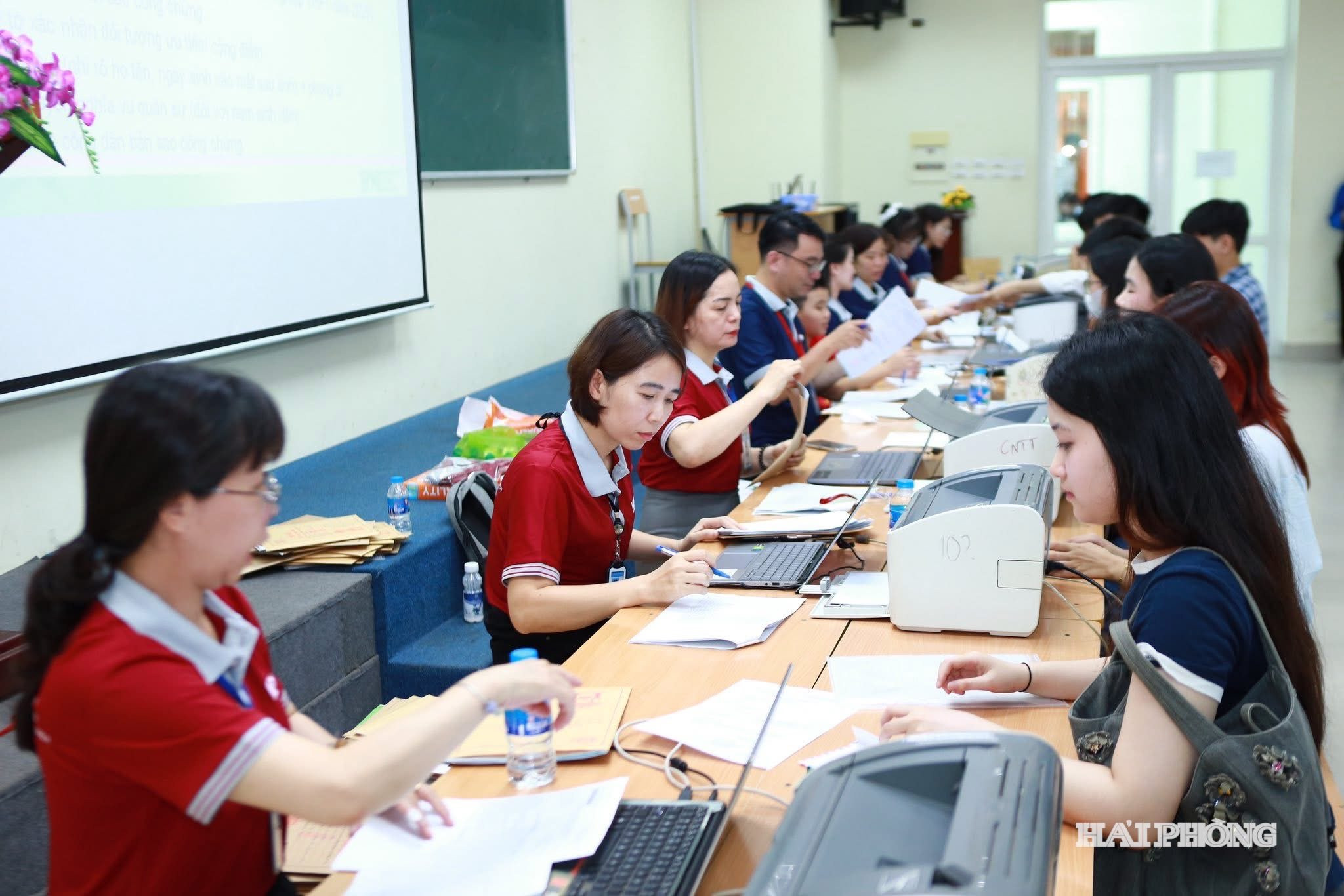 Các thí sinh trúng tuyển đợt 1 làm thủ tục nhập học tại Trường Đại học Y Dược Hải Phòng
