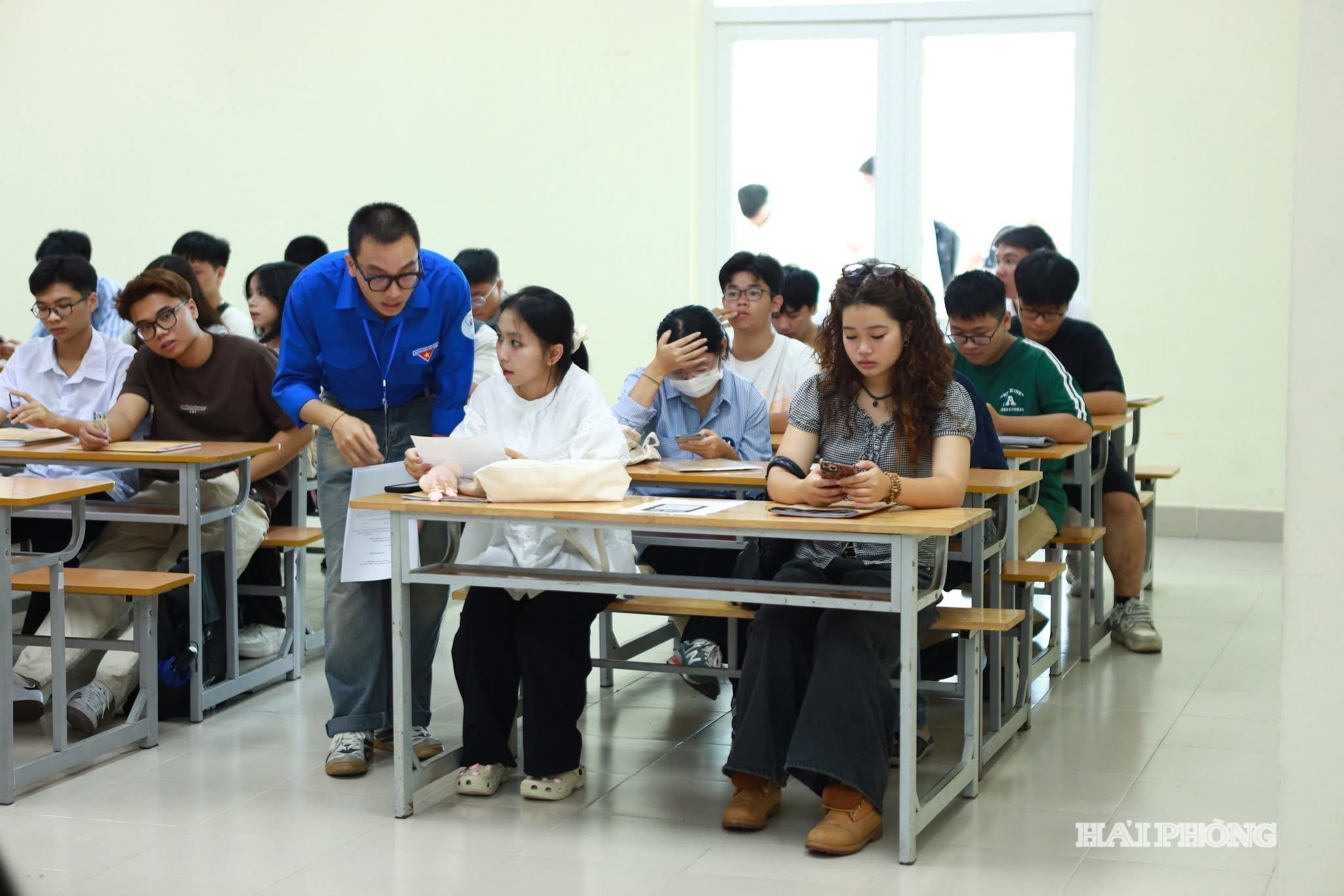 Sinh viên tình nguyện Trường Đại học Y Dược Hải Phòng hỗ trợ thí sinh làm thủ tục nhập học