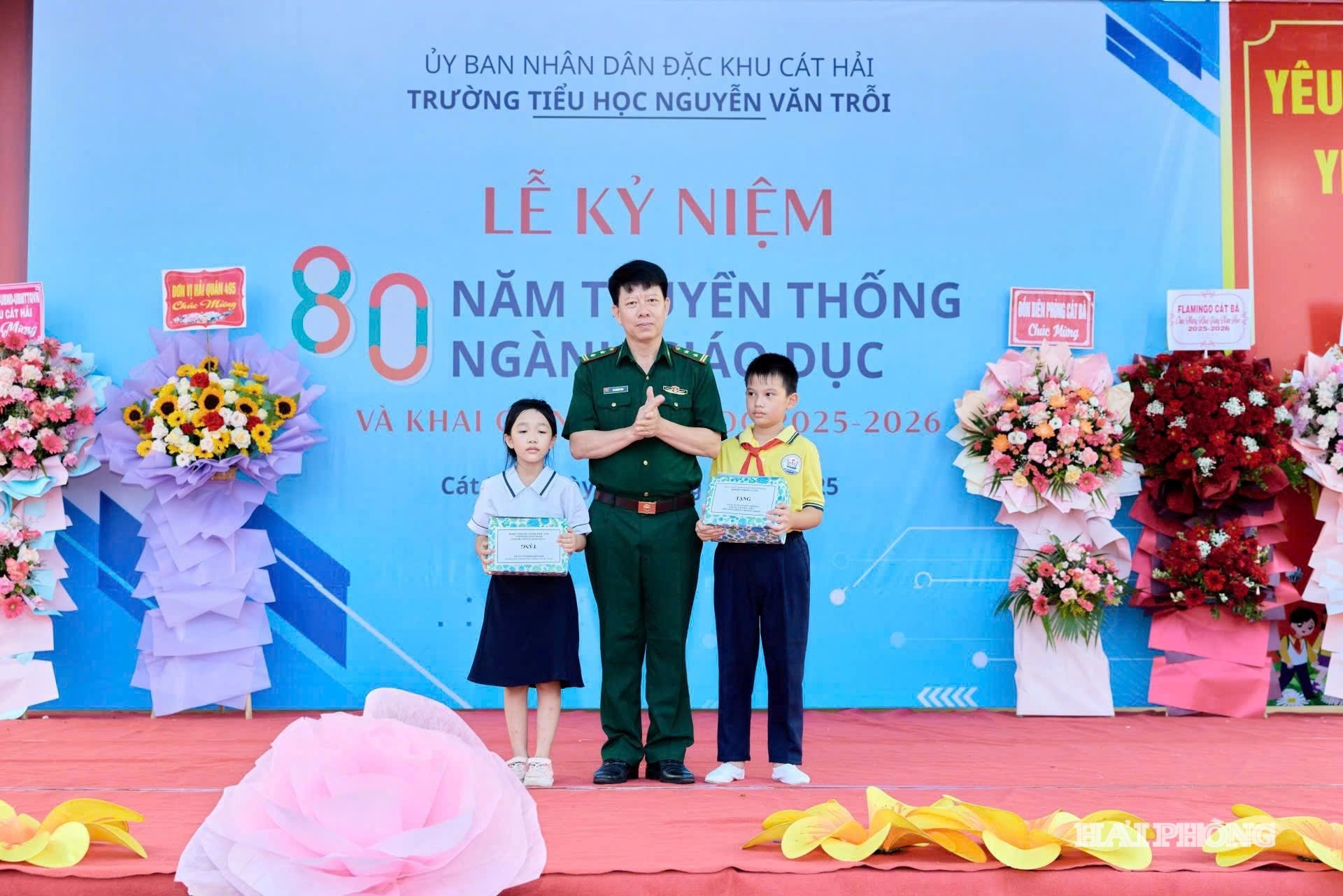 ប៉ុស្តិ៍ឆ្មាំព្រំដែន Cat Ba ផ្តល់អំណោយដល់សិស្សានុសិស្ស