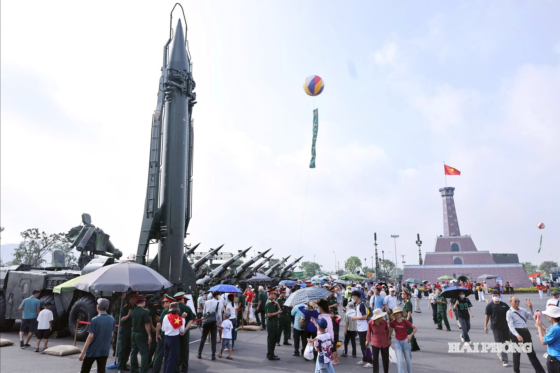 Khu trưng bày ngoài trời của triển lãm thu hút đông đảo nhân dân tham quan.