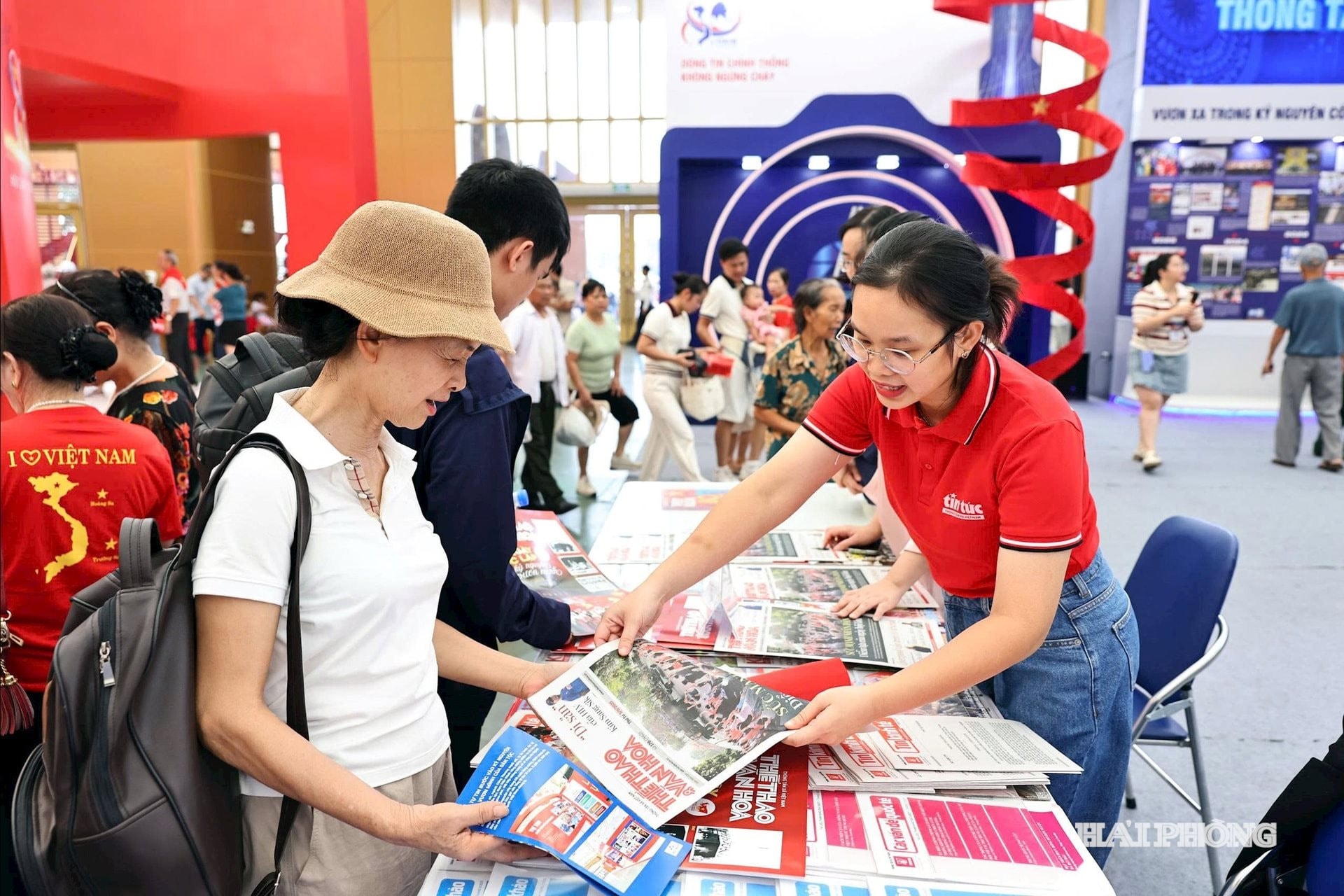 Khu vực trưng bày của các cơ quan báo chí, truyền thông đồng hành cùng 80 năm hành trình Độc lập - Tự do - Hạnh phúc.