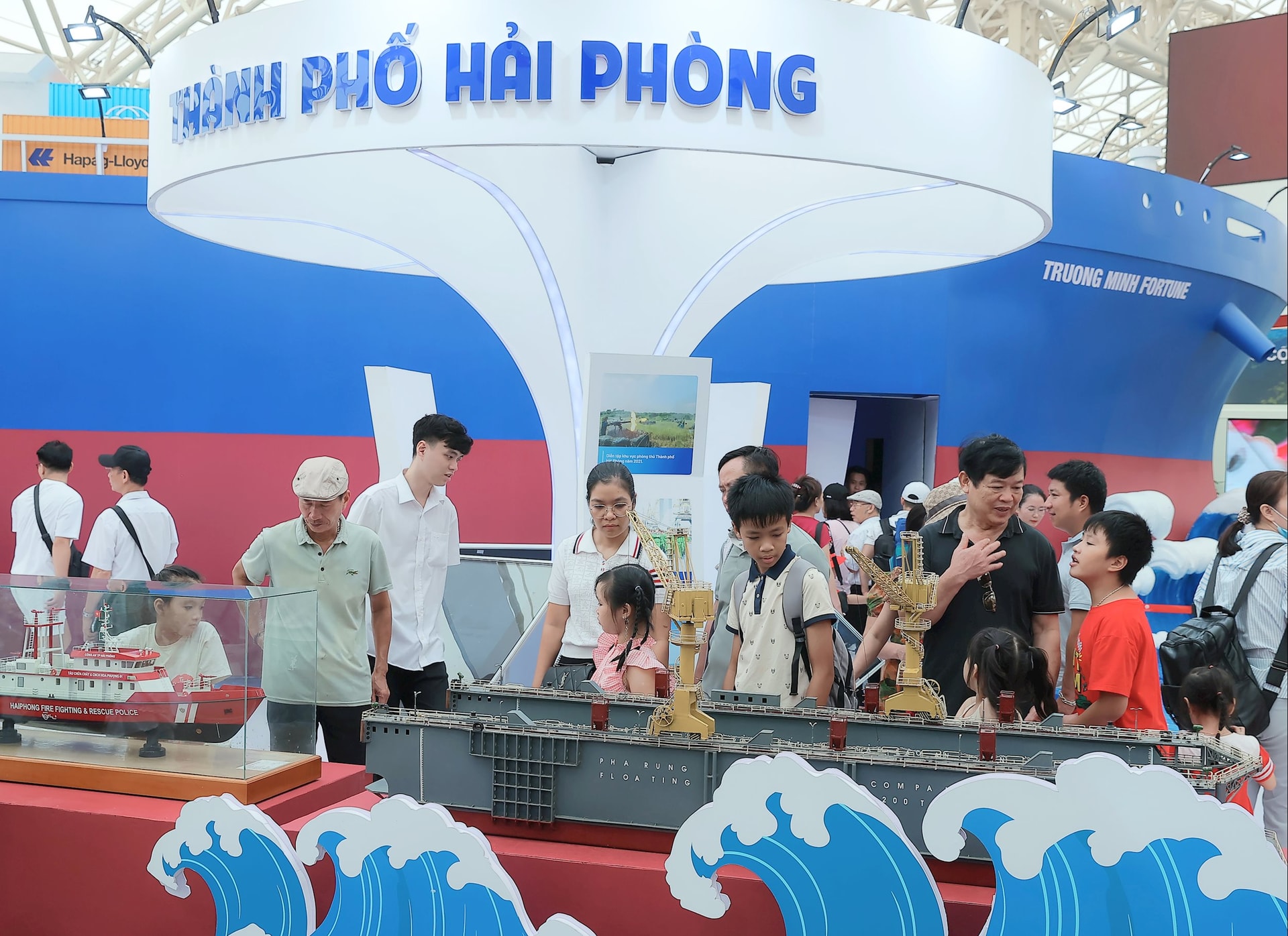 Thành phố Hải Phòng đưa đón miễn phí người dân tham quan Triển lãm 80 năm thành tựu đất nước