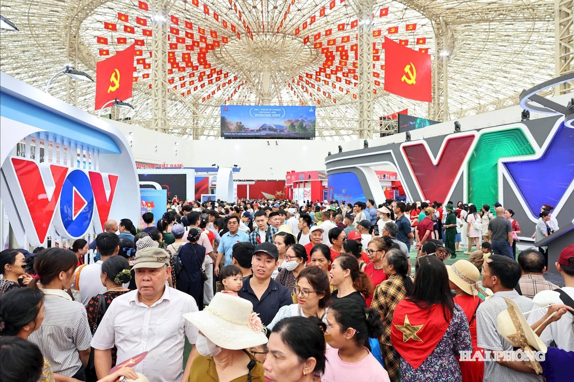 Những ngày cuối tuần, triển lãm thu hút lượng khách tham quan tăng đột biến và đa dạng về thành phần: nhân dân, cán bộ, chiến sĩ lực lượng vũ trang, cựu chiến binh, học sinh, sinh viên, khách nước ngoài...