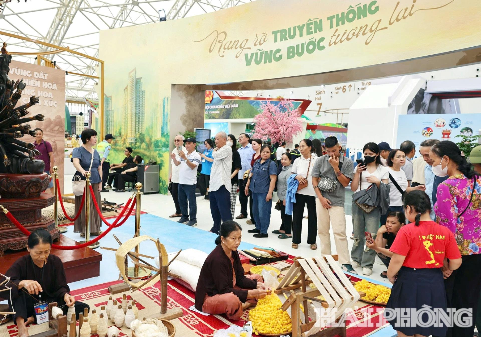 Khách tham quan thích thú trải nghiệm những nét văn hóa truyền thống đặc sắc được trưng bày, trình diễn tại triển lãm.
